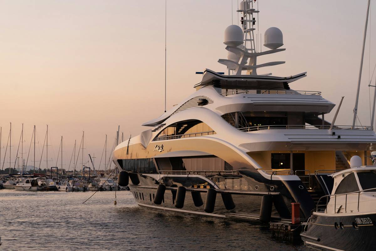 Elite Yacht Charter Policies: What High-End Boat Owners & Charterers *Actually* Need to Know