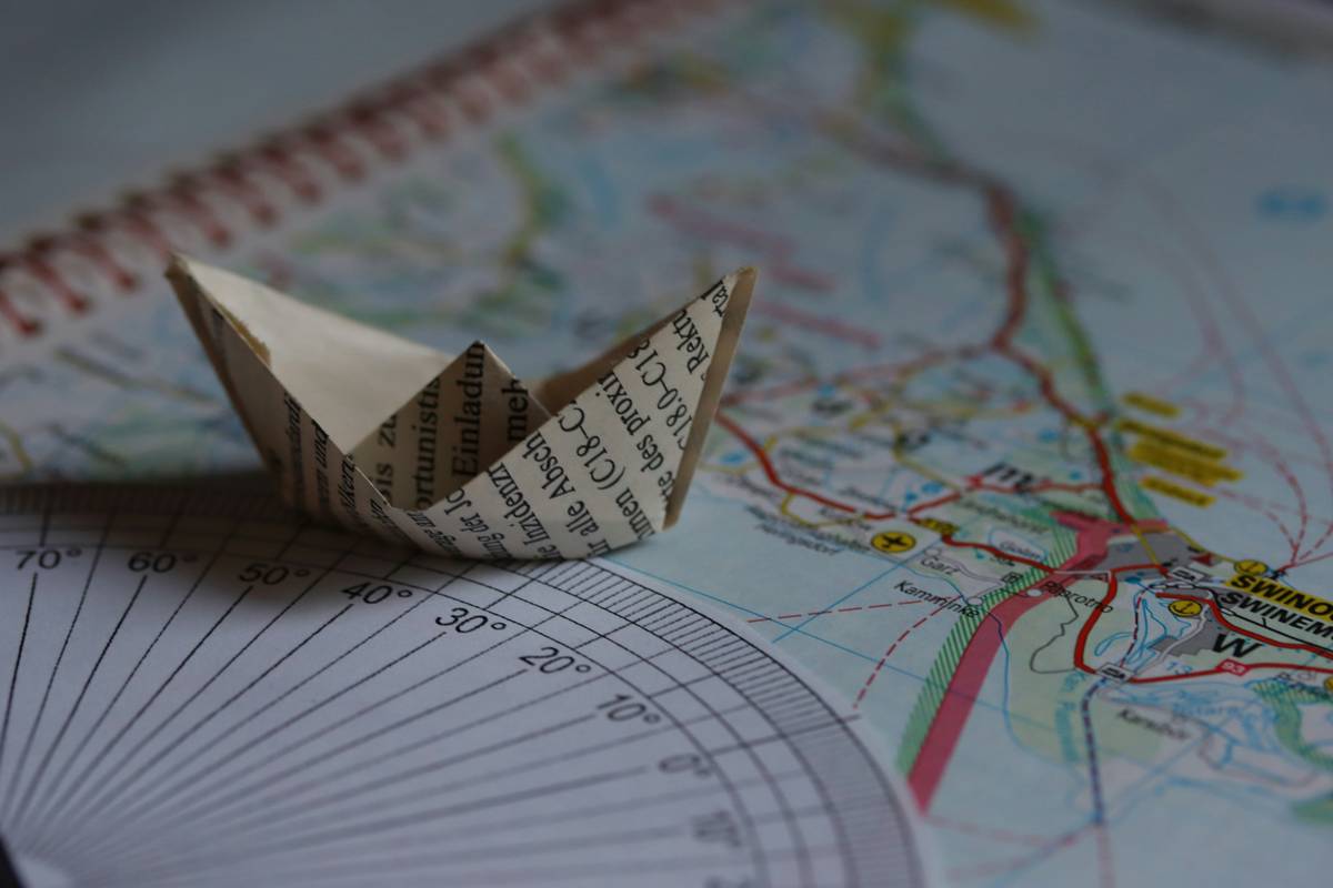 Infographic showing five key factors affecting luxury cruise insurance cost: yacht value, cruising zone, charter duration, crew certification, and included water toys