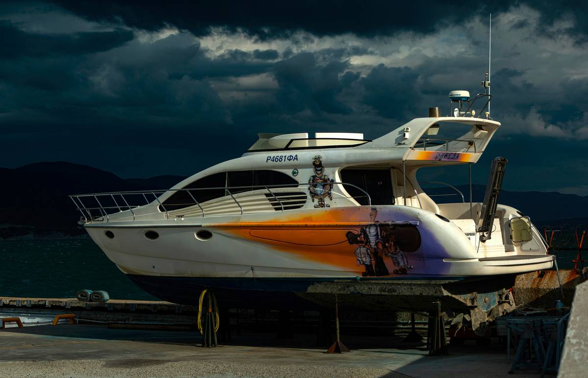 Bar chart showing claim denial reasons in luxury yacht charters: 38% late reporting, 29% inadequate coverage, 18% insufficient evidence, 15% policy exclusions